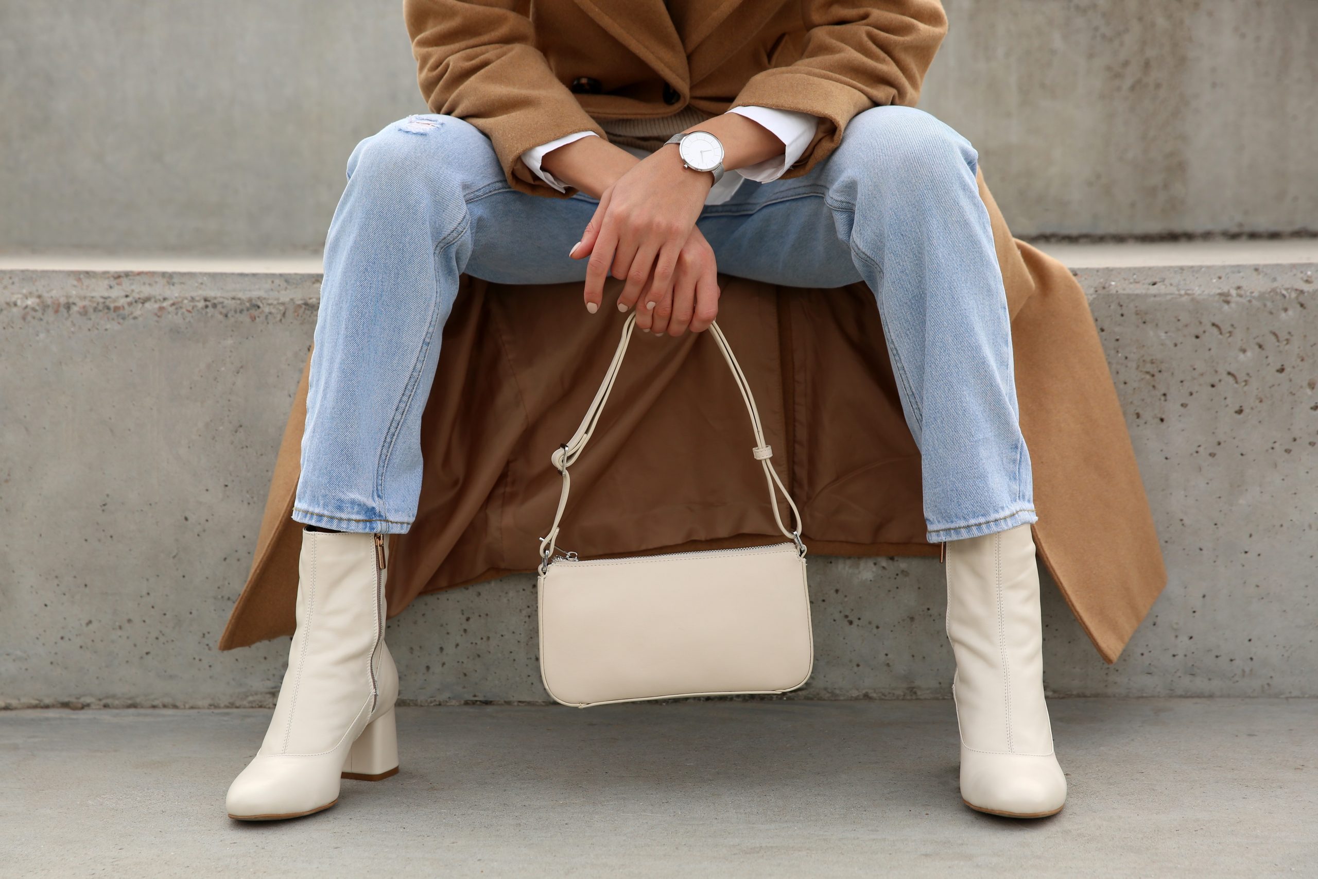 Stylish,Woman,With,Trendy,Beige,Bag,On,Stairs,Outdoors,,Closeup